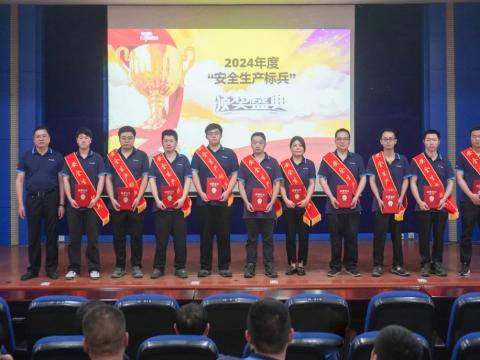 表扬“清静生产尖兵” 弘扬欧博abg清静文化